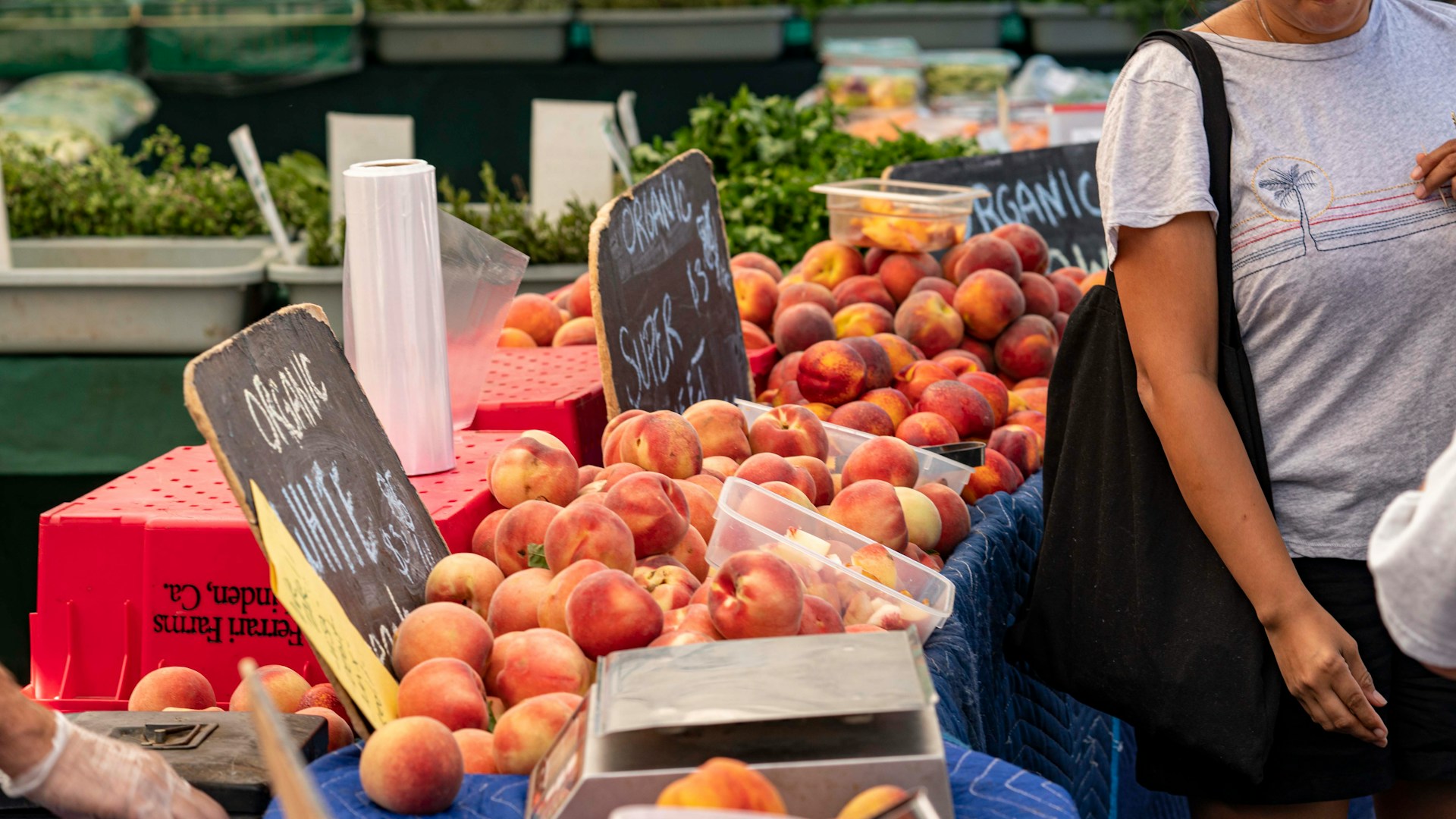 peaches at a farmers market