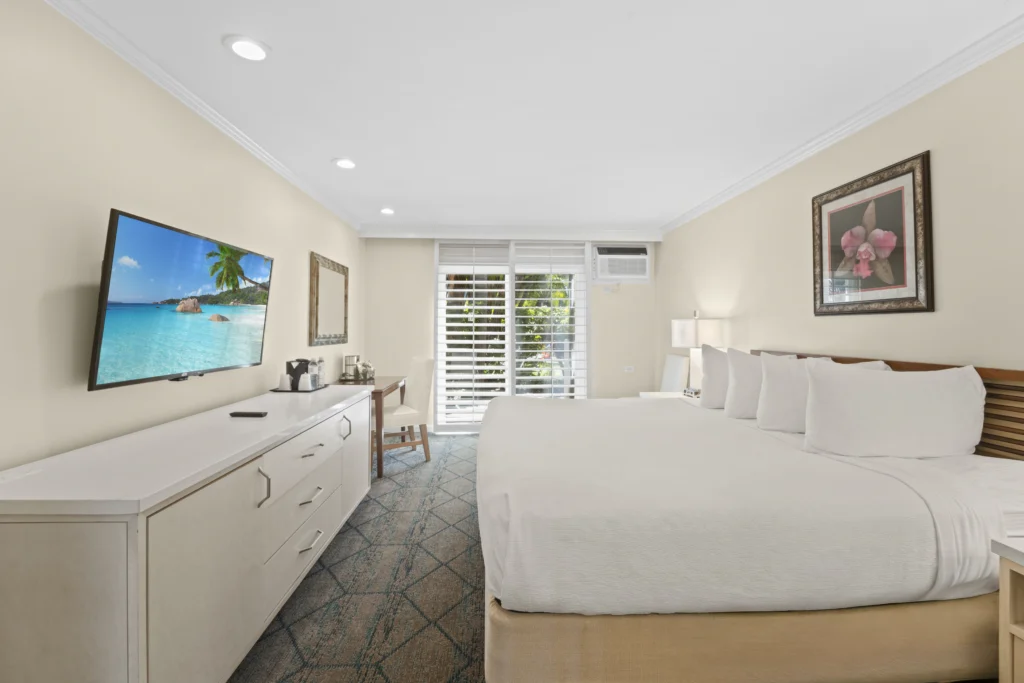 one king bed in Lanai King at at The Dana on Mission Bay San Diego