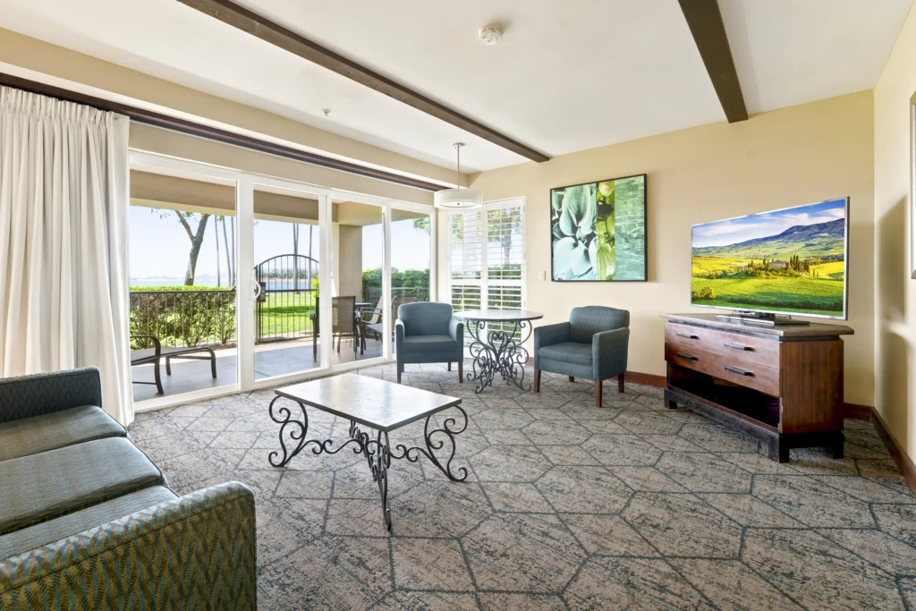 living room and patio in Bay View Queen Suite at The Dana on Mission Bay Hotel San Diego