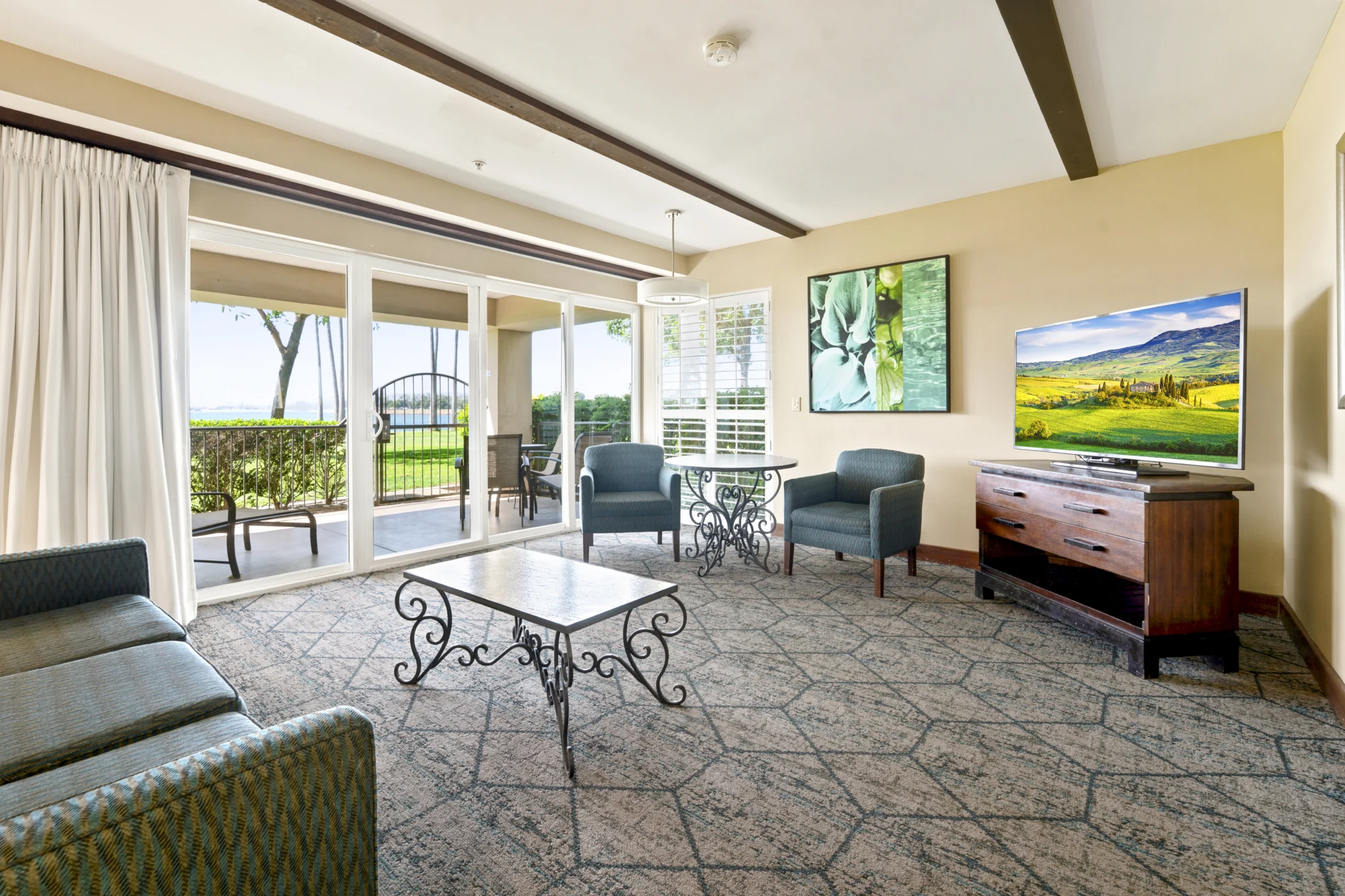 living room and patio in Bay View Queen Suite at The Dana on Mission Bay Hotel San Diego